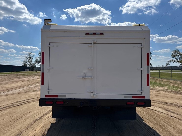 2007-peterbilt-335-image-3