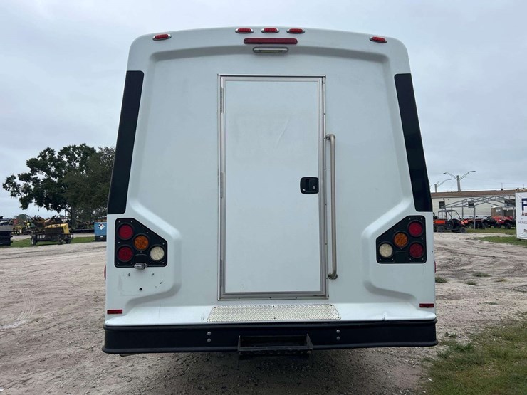 2013-ford-f550-image-27