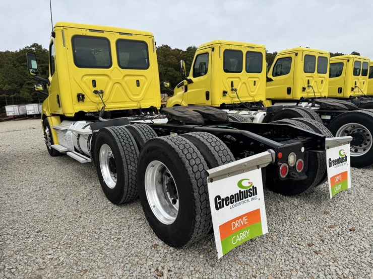2018-freightliner-cascadia-126-image-7
