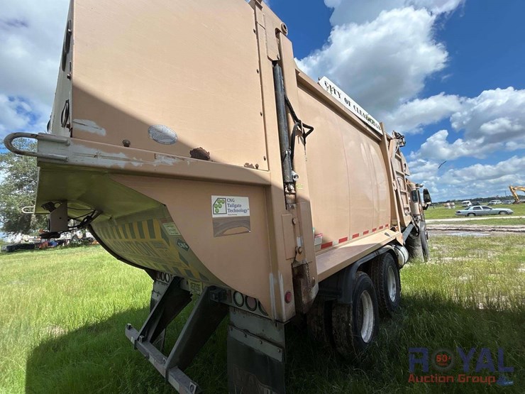 2015-peterbilt-320-image-3