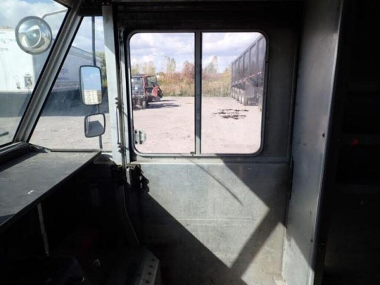 2012-freightliner-mt55-image-22