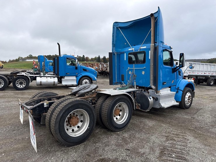 2018-peterbilt-567-image-3