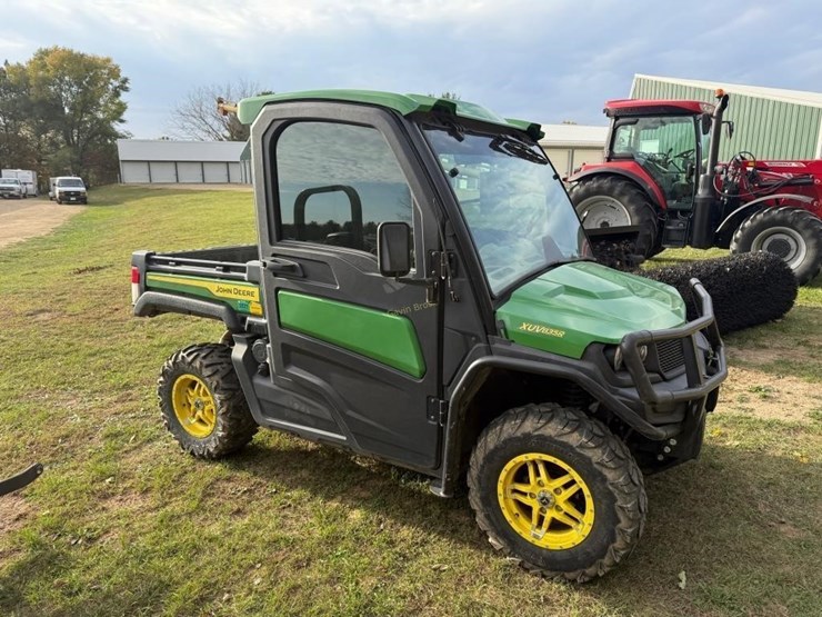 2021-john-deere-gator-image-5