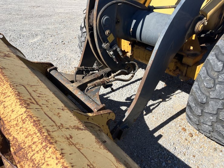 2007-deere-304j-image-12