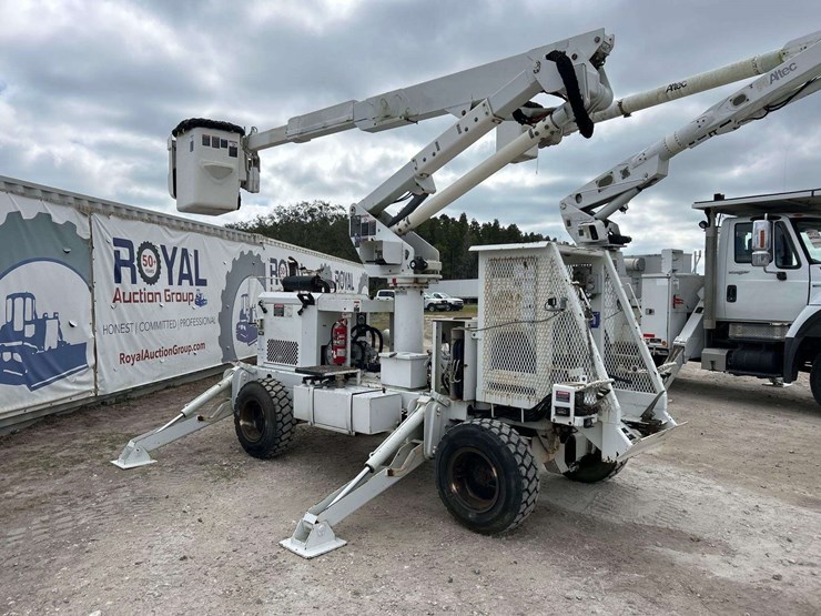 woodchuck-altec-at37g-37ft-insulated-rover-bucket-lift-image-2
