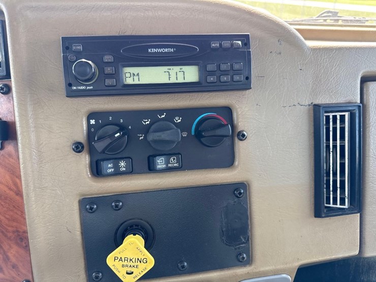 2007-peterbilt-335-image-29