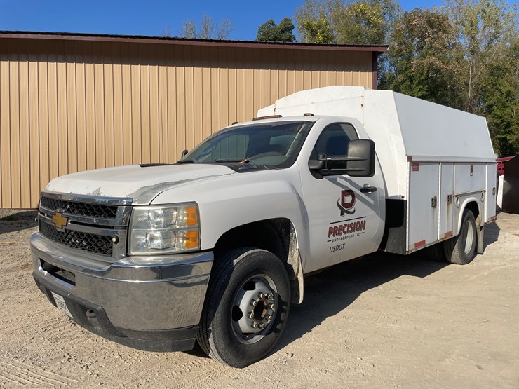 #1008-•-2012-chevy-3500-utility-truck,-(has-title)-image-1