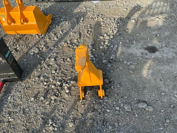 #1679-•-unused-future-excavator-ripper-image-3