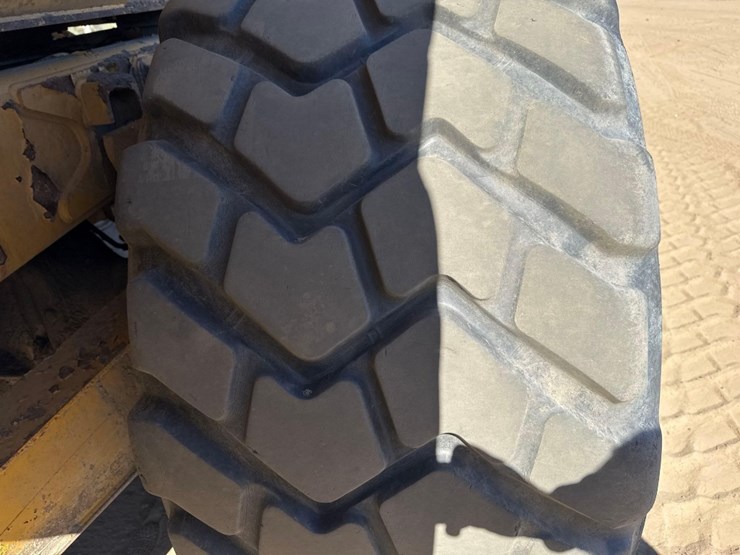 2007-caterpillar-725-image-9