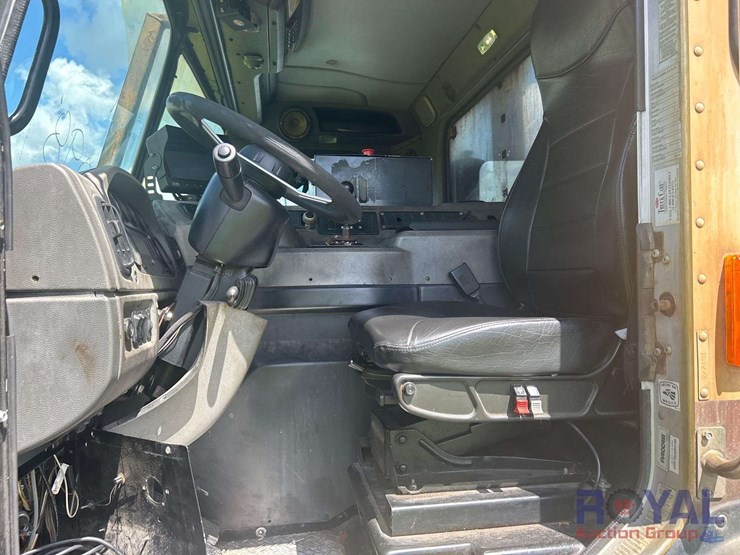 2015-peterbilt-320-image-7