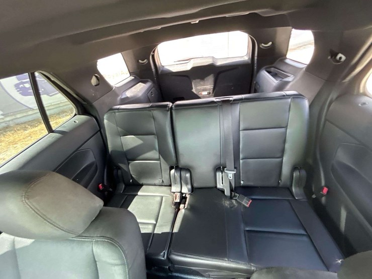 2016-ford-explorer-image-19