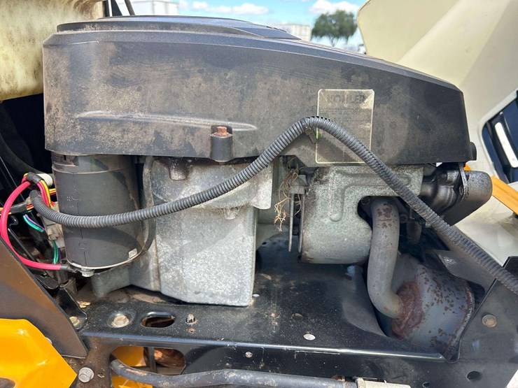 2011-club-cadet-13wx90as056-42in-riding-mower-image-9