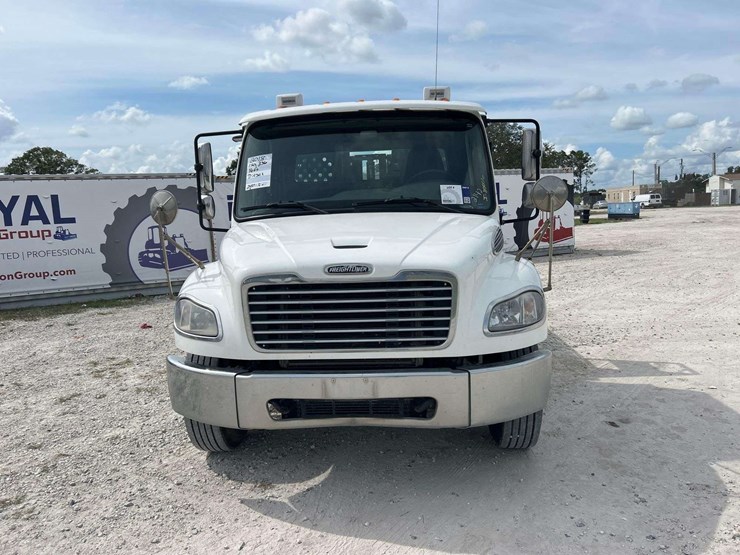 2018-freightliner-m2-106-lay-flat-roll-back-truck-image-29