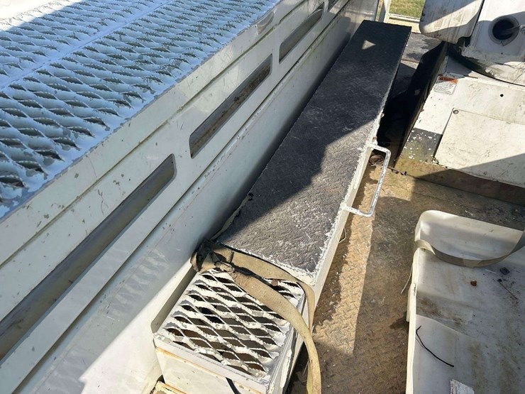 2013-freightliner-m2-106-altec-aa755-55ft-bucket-truck-image-33