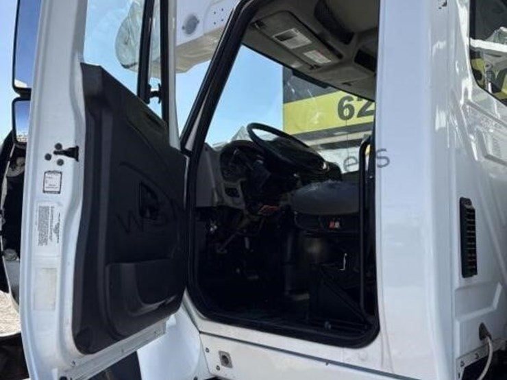 2013-international-7400-image-34