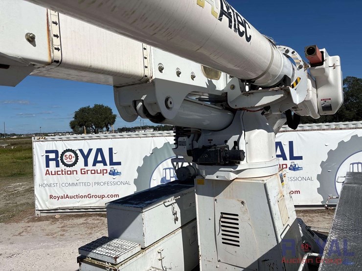 2016-freightliner-m2-106-4x4-altec-bucket-truck-image-8