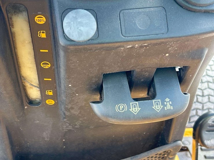 2011-club-cadet-13wx90as056-42in-riding-mower-image-17