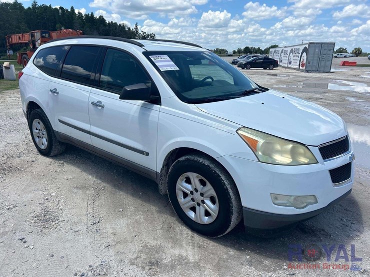 2009-chevrolet-traverse-ls-image-2