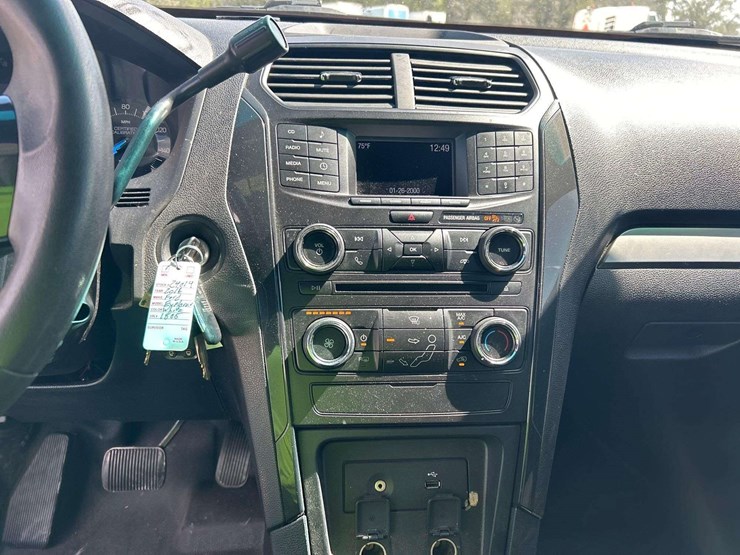 2016-ford-explorer-image-15