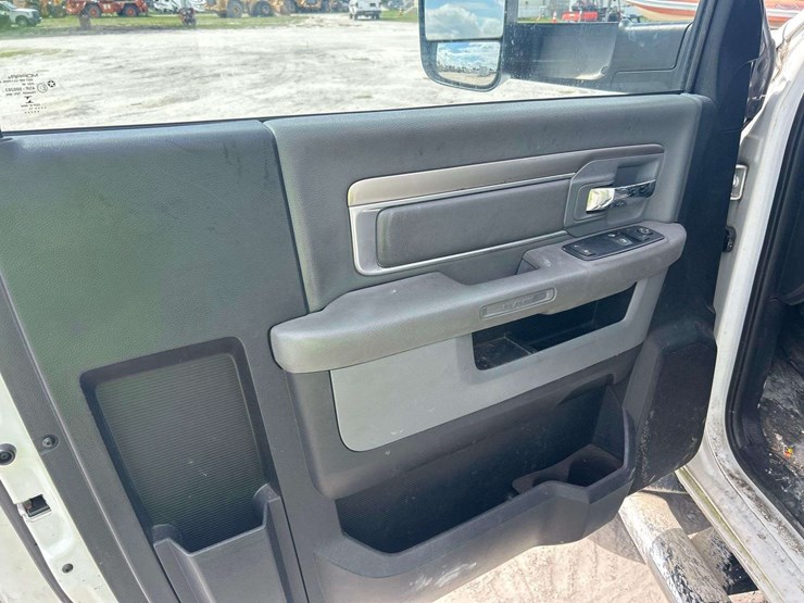 2015-ram-5500-versalift-sst-40ne-40ft-sign-bucket-truck-image-13