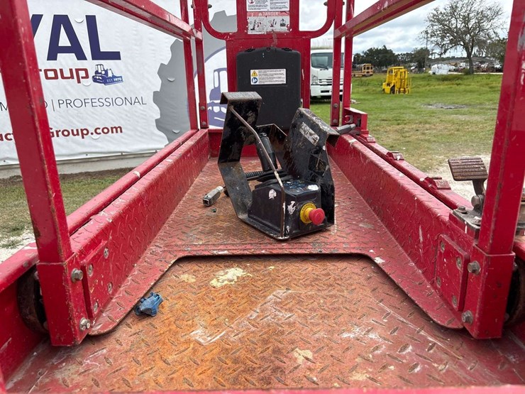2017-mec-1930se-19ft-scissor-lift-image-12