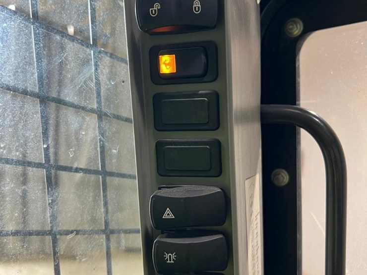 2023-new-holland-c332-image-28