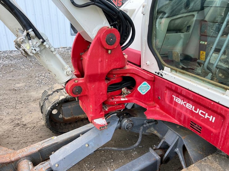 2017-takeuchi-tb260-image-14
