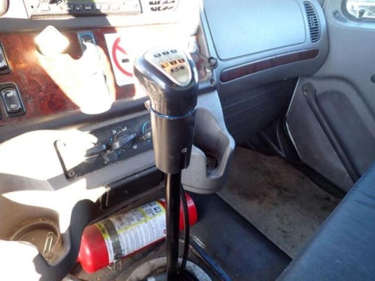 2014-freightliner-business-class-m2-106-image-21