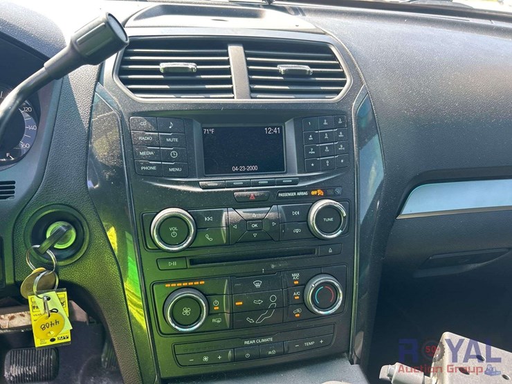 2017-ford-explorer-image-15