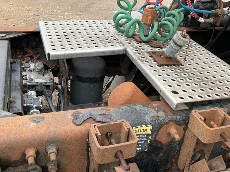 2004-mack-chn613-image-65