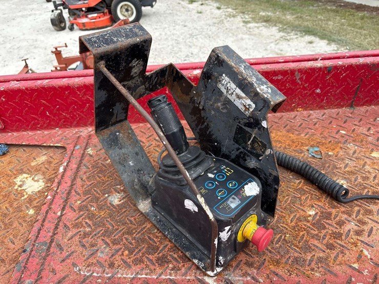 2017-mec-1930se-19ft-scissor-lift-image-13