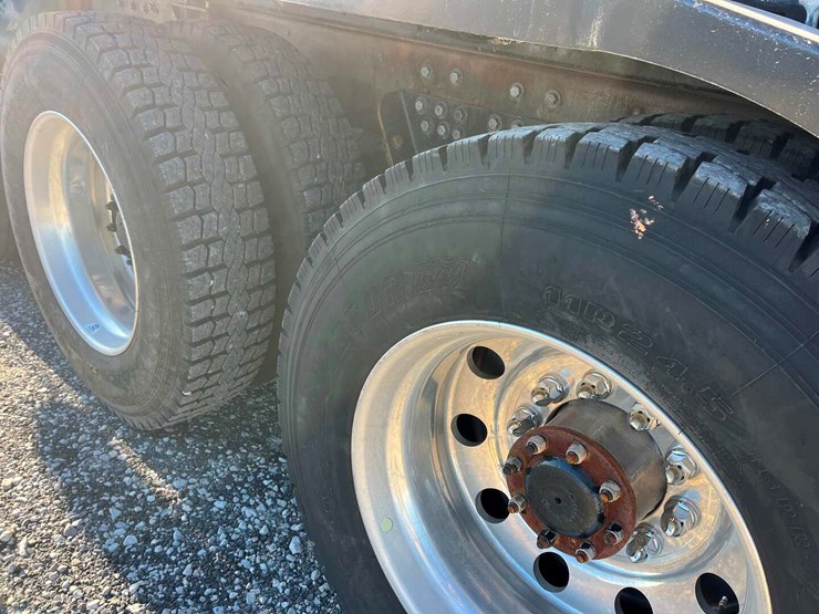 2017-peterbilt-389-image-6