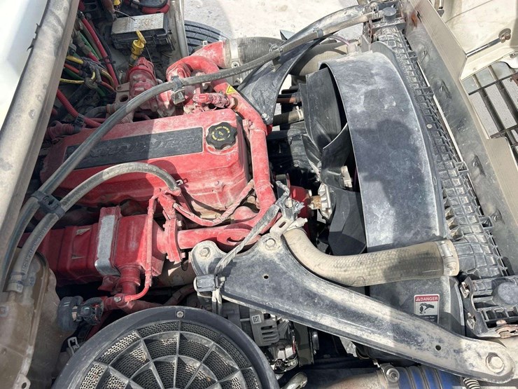 2018-freightliner-m2-106-lay-flat-roll-back-truck-image-13