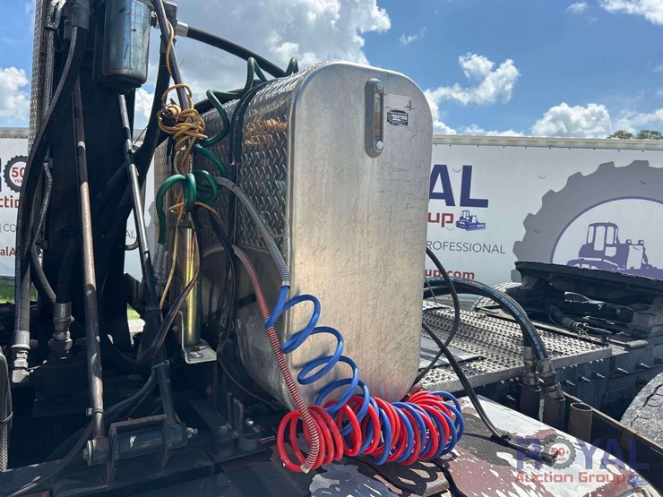 2014-peterbilt-384-image-16