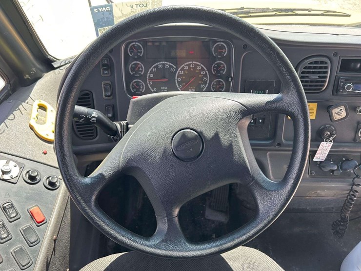 2008-freightliner-b2-image-12