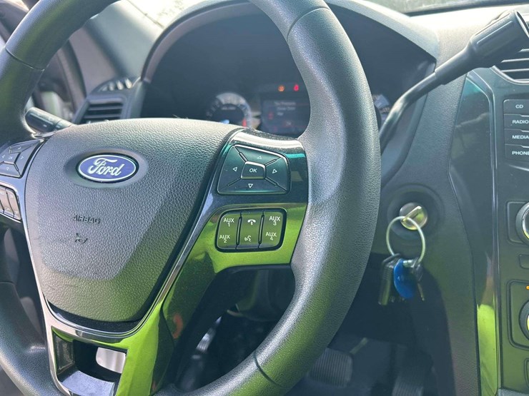 2016-ford-explorer-image-15