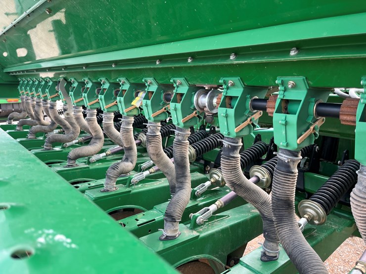 2018-great-plains-3s3000hd-image-27