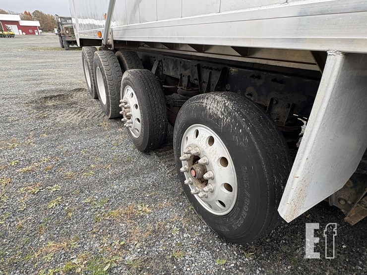 2015-peterbilt-567-image-10