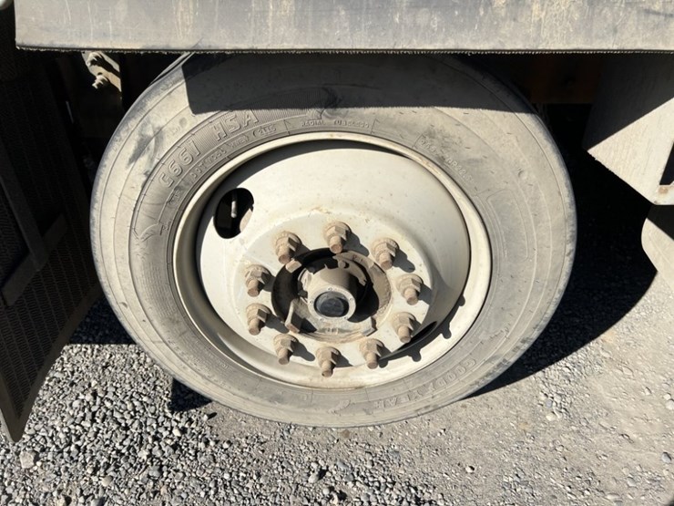 2009-international-7600-image-16