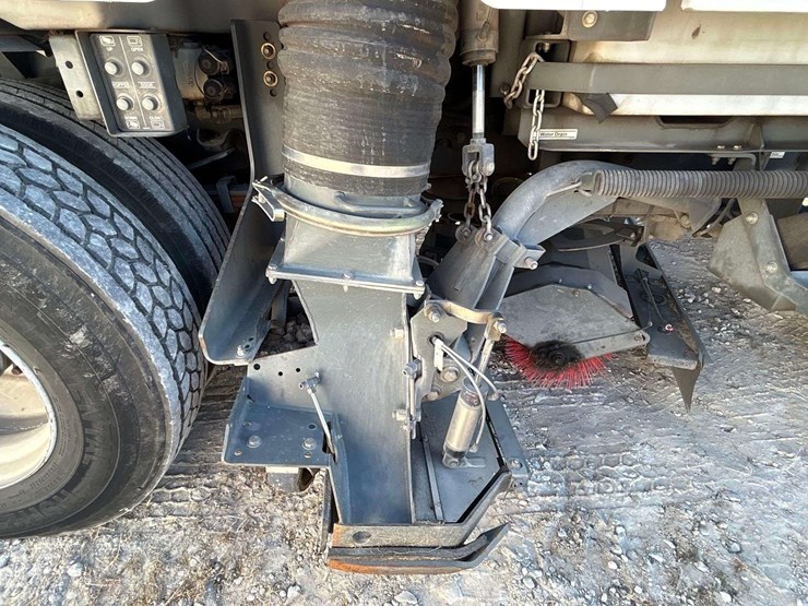 2020-freightliner-m2-106-elgin-whirlwind-series-mv-street-sweeper-truck-image-17