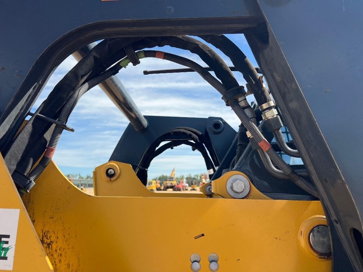 2020-deere-317g-image-17