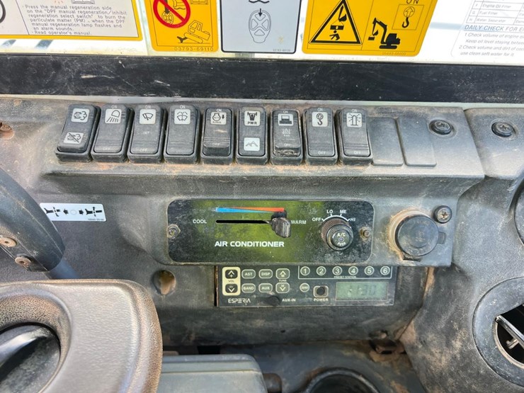 2017-takeuchi-tb260-image-30