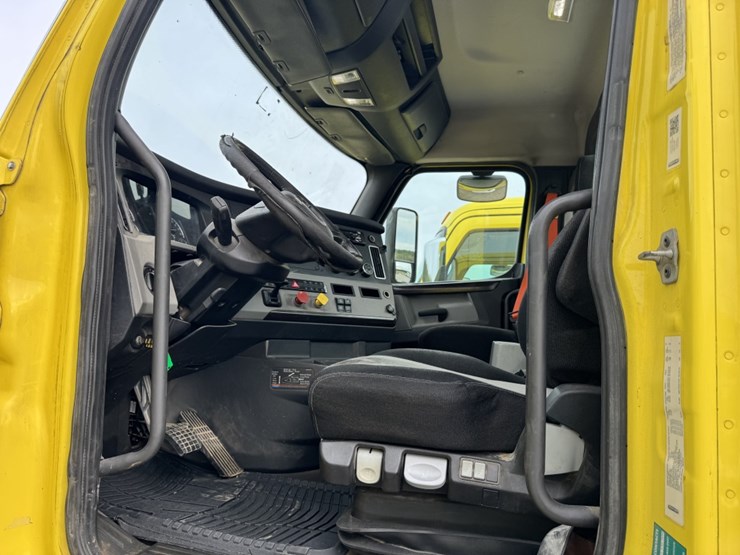 2018-freightliner-cascadia-126-image-7