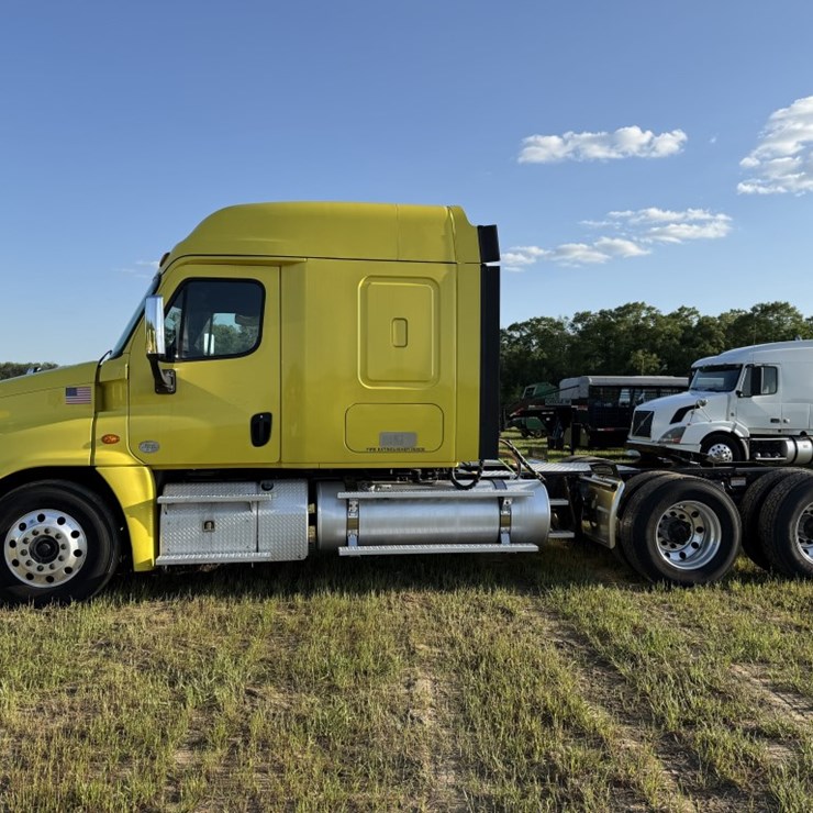 #2881 • 2018 Freightliner CA125SLP Mid Roof Sleeper Truck