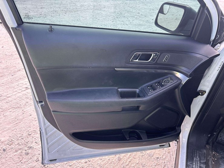 2016-ford-explorer-image-11