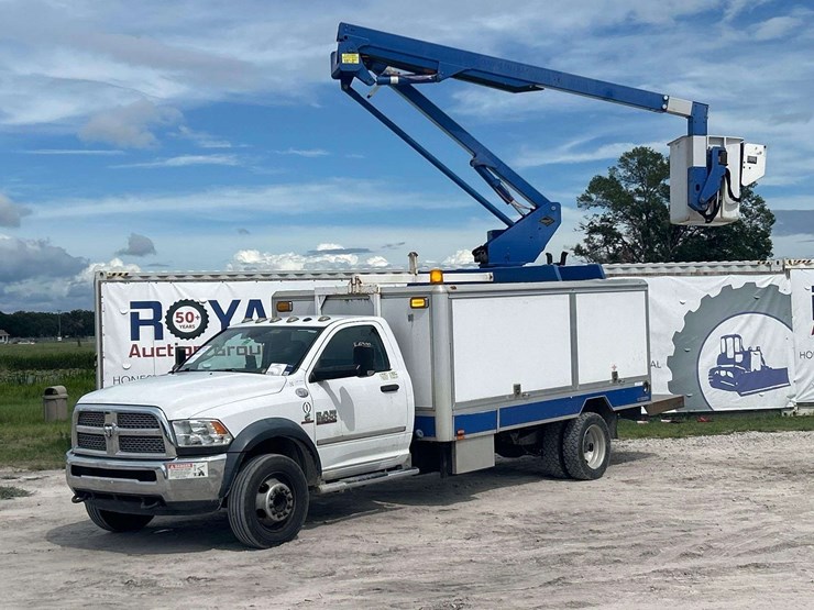 2015-ram-5500-versalift-sst-40ne-40ft-sign-bucket-truck-image-1