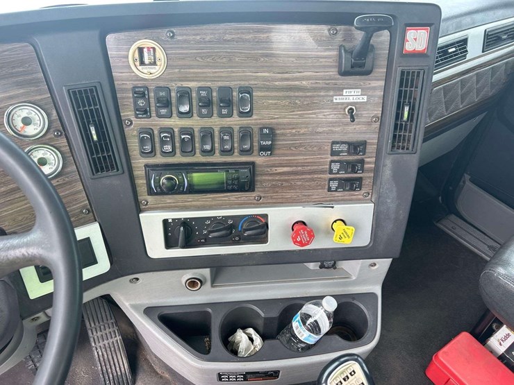 2015-freightliner-122sd-image-13