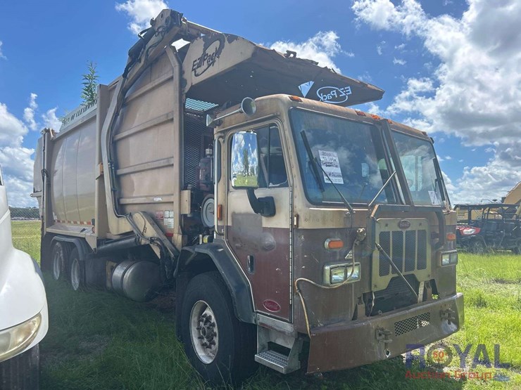 2015-peterbilt-320-image-2