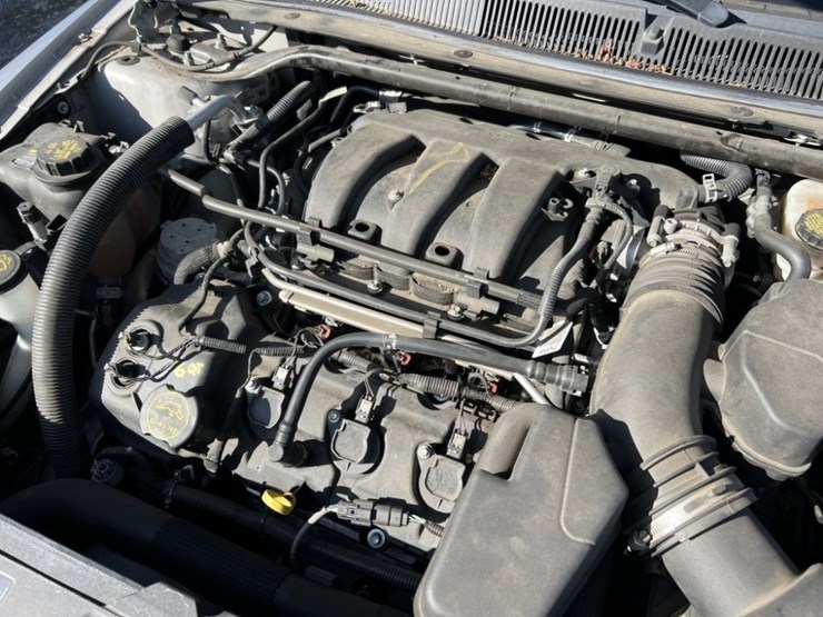 2017-ford-taurus-sedan-image-12