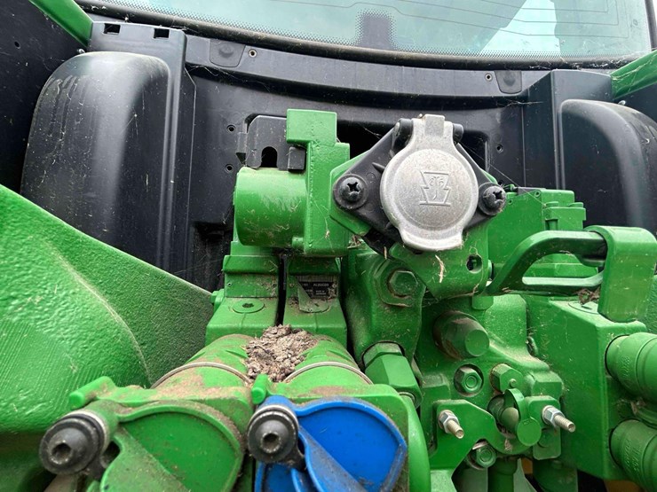 2013-john-deere-6150r-image-17